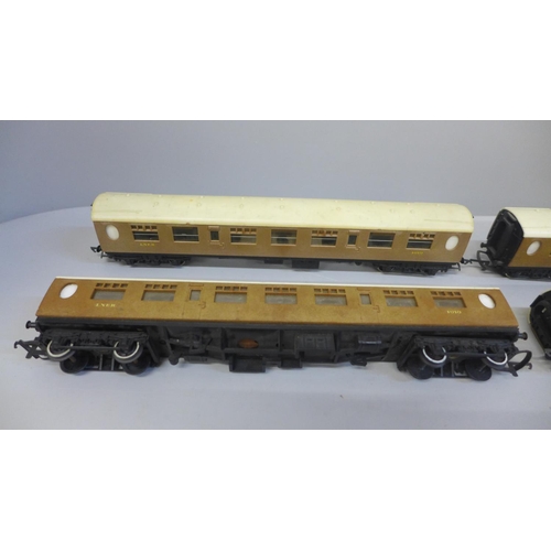 727 - Four Hornby 00 gauge railway carriages