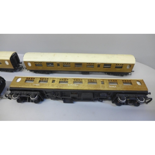 727 - Four Hornby 00 gauge railway carriages