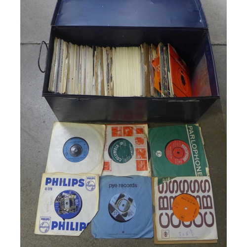 733 - Pop and jazz vinyl singles and EPs**PLEASE NOTE THIS LOT IS NOT ELIGIBLE FOR POSTING AND PACKING**