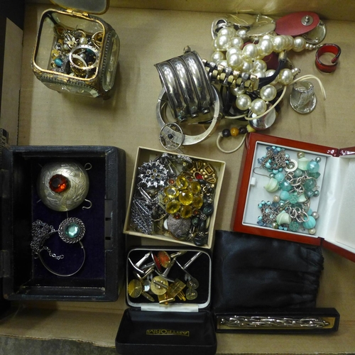 735 - A collection of vintage costume jewellery, some in boxes