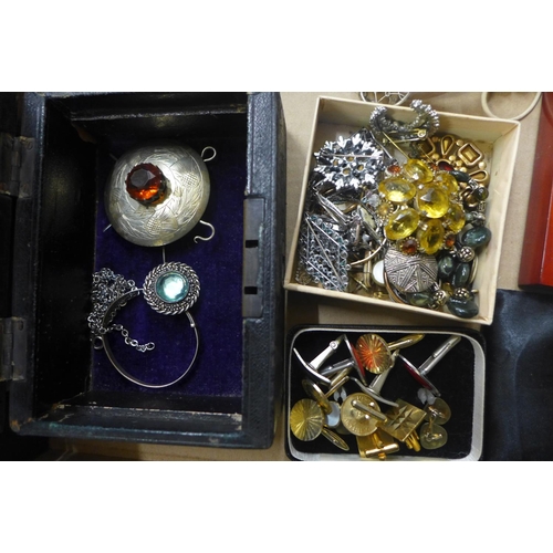 735 - A collection of vintage costume jewellery, some in boxes