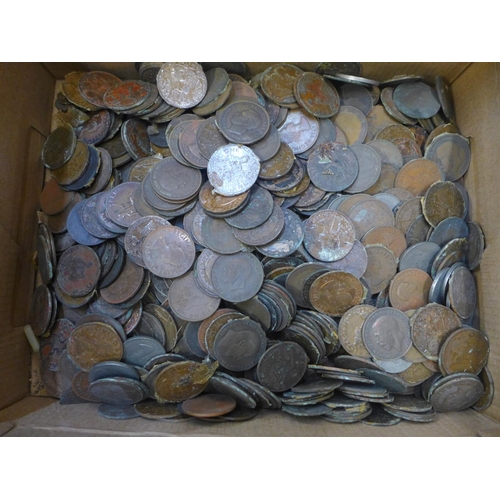 751 - A box of pennies and other pre-decimal coins