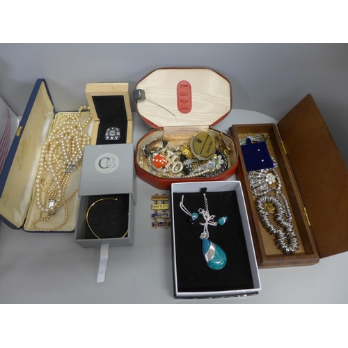 780 - A box of costume jewellery