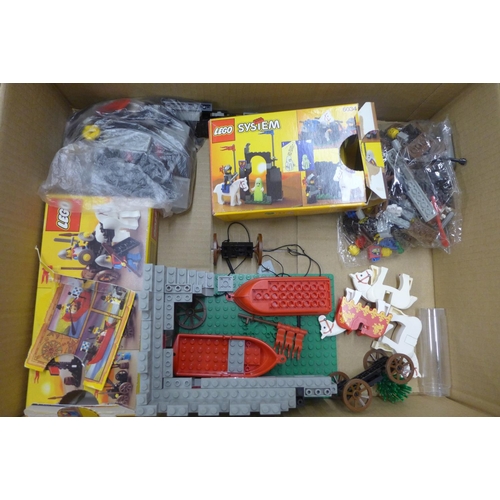 803 - A collection of Lego including Lego System (boxed, unchecked)