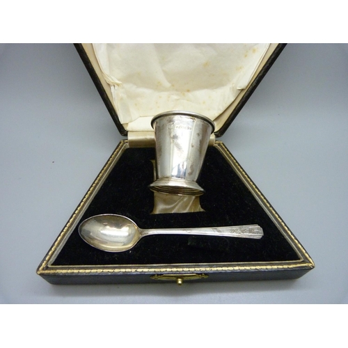 880 - A silver christening set, 33g, cased