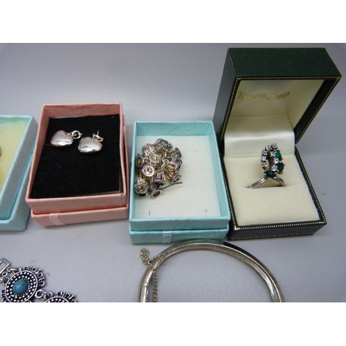 911 - Silver, silver plated and white metal jewellery