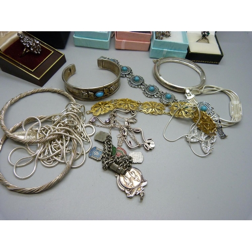 911 - Silver, silver plated and white metal jewellery