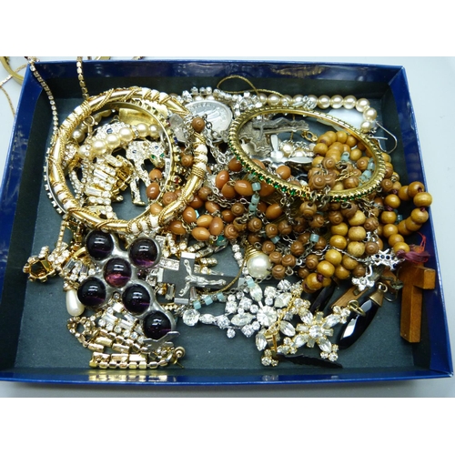 915 - Jewellery including diamante, rosaries, etc.