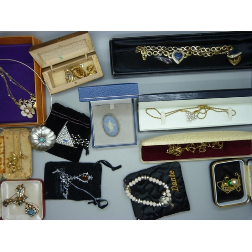 927 - Assorted jewellery including a Butler & Wilson brooch, Wedgwood, etc.