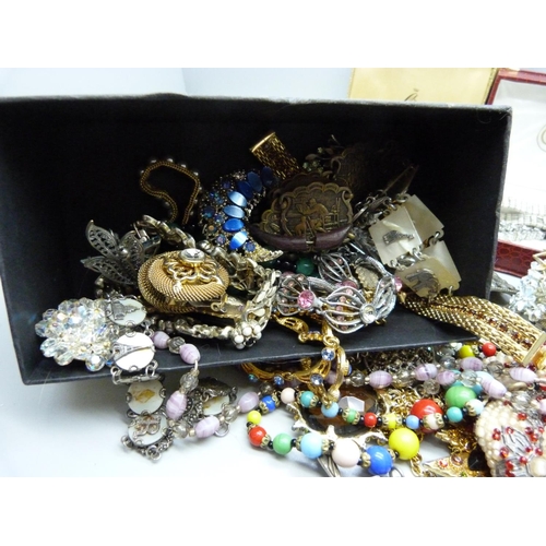 928 - Vintage costume jewellery