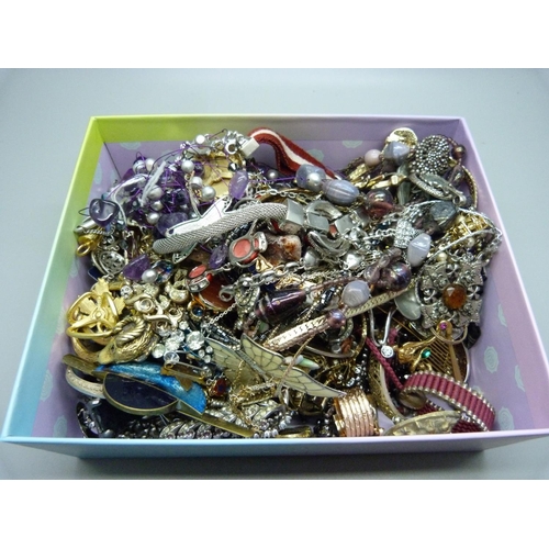 929 - A box of costume jewellery