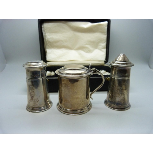 931 - A set of Viners silver condiments; mustard, salt and pepper pots and a mustard spoon, 240g, cased