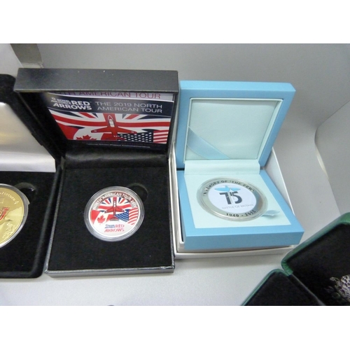 936 - A collection of base metal commemorative coins, boxed (8)