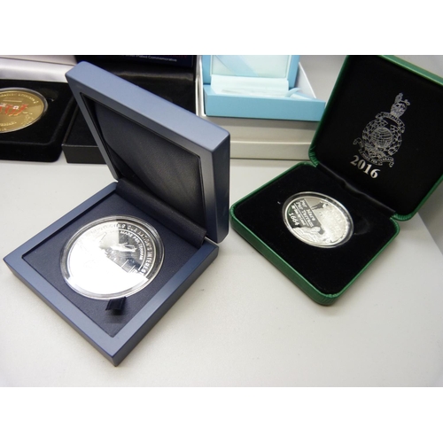 936 - A collection of base metal commemorative coins, boxed (8)