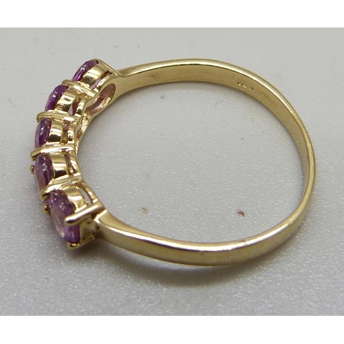 941 - A 9ct gold and five stone pink sapphire ring, approximately 1ct total weight, 1.9g, P/Q