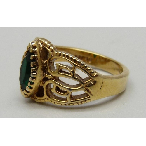 971 - A green stone set dress ring, S