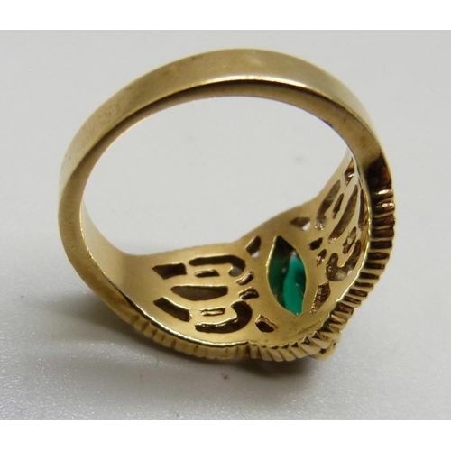 971 - A green stone set dress ring, S