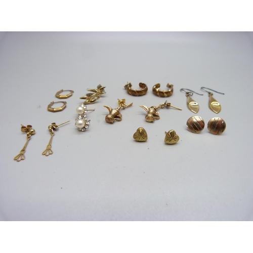 972 - A collection of earrings, one pair marked 375, total weight 7.5g