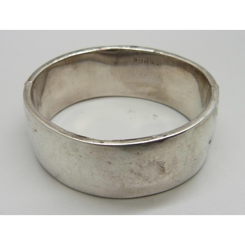 980 - An engraved silver bangle, 35g, dented