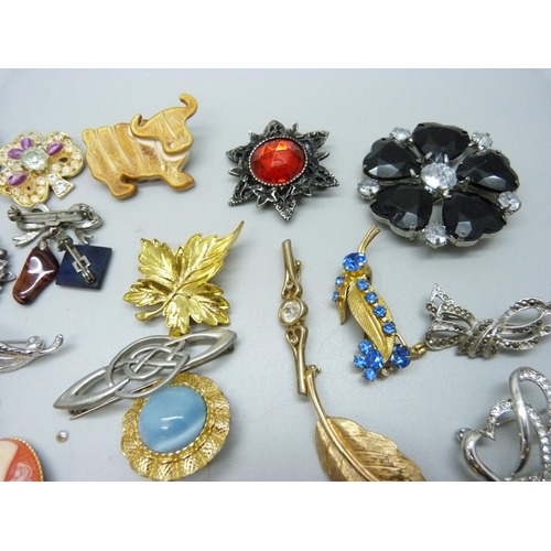 986 - A collection of brooches