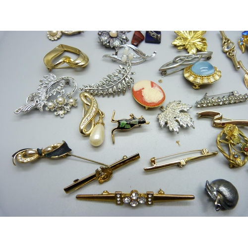 986 - A collection of brooches