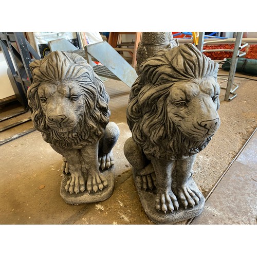 2166 - Pair of stone lion garden ornaments, 40cm tall