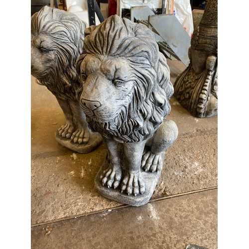 2166 - Pair of stone lion garden ornaments, 40cm tall