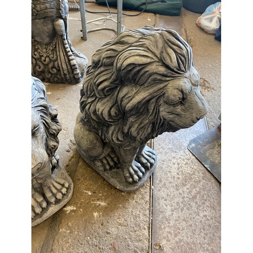 2166 - Pair of stone lion garden ornaments, 40cm tall