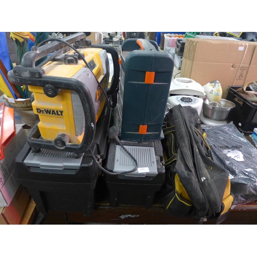 Soms Scheiden Lodge DeWalt site radio, 2 vinyl toolboxes, DeWalt toolbag and Zag sorting chest  with a quantity of consum