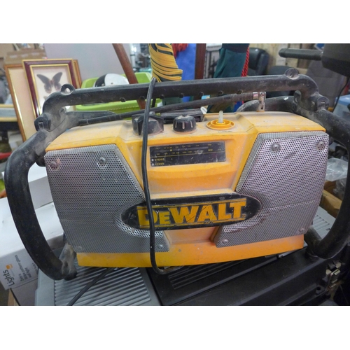 Soms Scheiden Lodge DeWalt site radio, 2 vinyl toolboxes, DeWalt toolbag and Zag sorting chest  with a quantity of consum