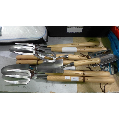 3051 - 4 x Kent & Stowe Mid Length Trowels & Forks  (281-52)   * This lot is subject to vat