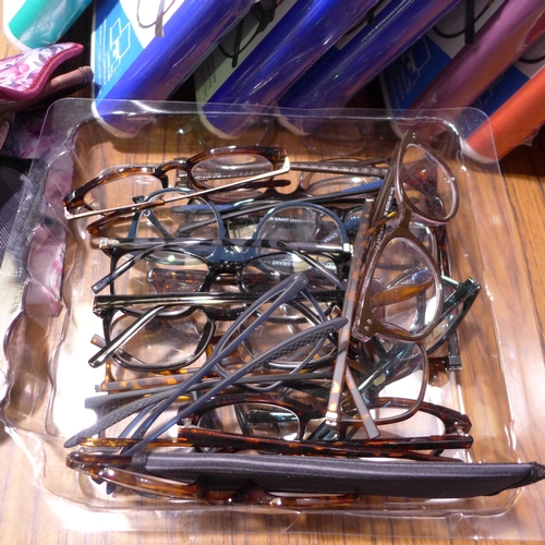 3084 - A quantity of assorted Mens and Ladies glasses (282-144-154,621)  * This lot is subject to vat