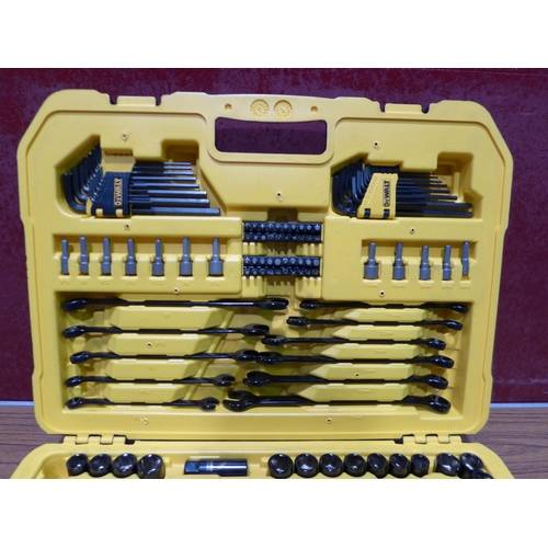 3090 - Dewalt Mechanics Set (282-599)  * This lot is subject to vat