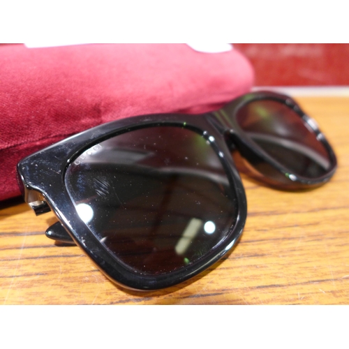 3103 - Pair ofGucci Gg0057Sk 006 56X18  shiny black plastic sunglasses(282-155)  * This lot is subject to v... 