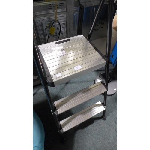 3226 - Cosco 3 tread folding Step Stool         (282-320)  * This lot is subject to vat