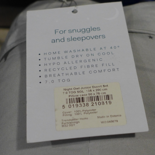3257 - Night Owl Seersucker Junior coverless duvet set(282-137)  * This lot is subject to vat