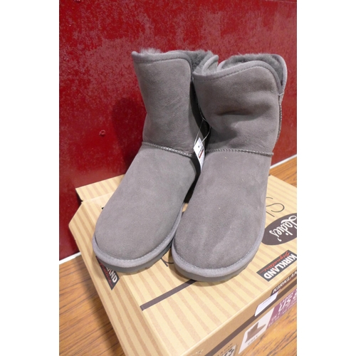 3408 - Pair of women's grey Shearling boots, UK size 6 * this lot is subject to VAT