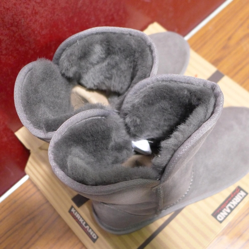 3408 - Pair of women's grey Shearling boots, UK size 6 * this lot is subject to VAT