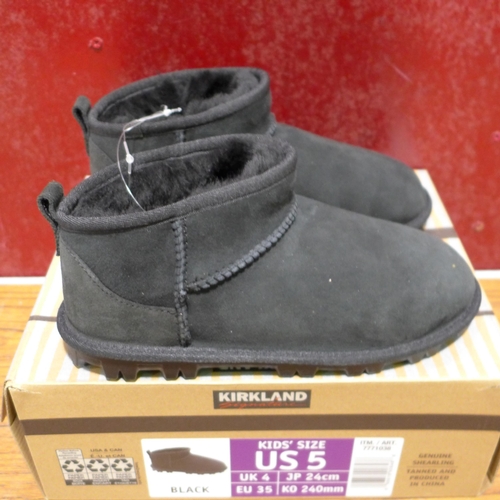 3409 - Pair of children's black Shearling boots, UK size 4 * this lot is subject to VAT