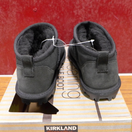 3409 - Pair of children's black Shearling boots, UK size 4 * this lot is subject to VAT