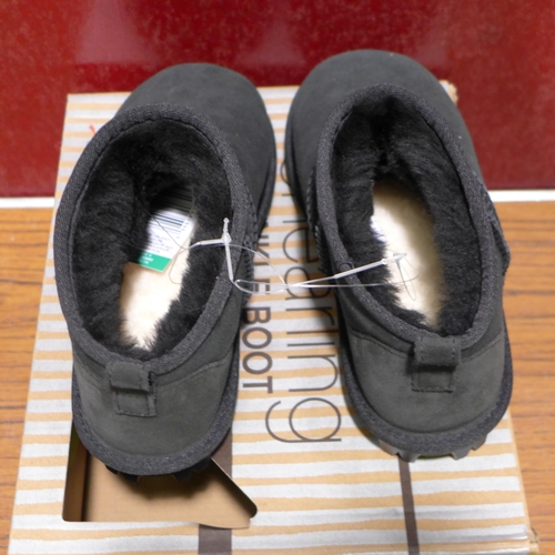 3409 - Pair of children's black Shearling boots, UK size 4 * this lot is subject to VAT