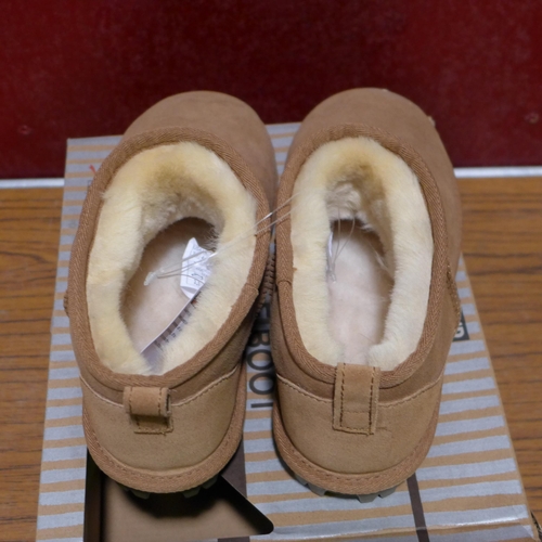 3410 - Pair of children's chestnut Shearling boots, UK size 4 * this lot is subject to VAT