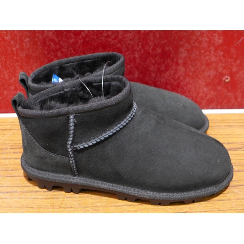 3414 - Pair of children's black Shearling boots, UK size 2 * this lot is subject to VAT