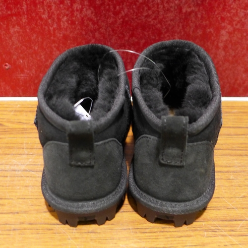 3414 - Pair of children's black Shearling boots, UK size 2 * this lot is subject to VAT