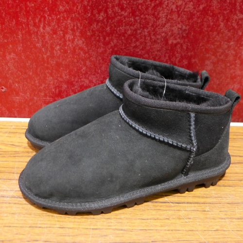 3414 - Pair of children's black Shearling boots, UK size 2 * this lot is subject to VAT