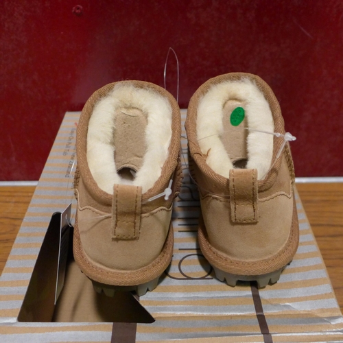 3415 - Pair of children's chestnut Shearling boots, UK size 12 * this lot is subject to VAT