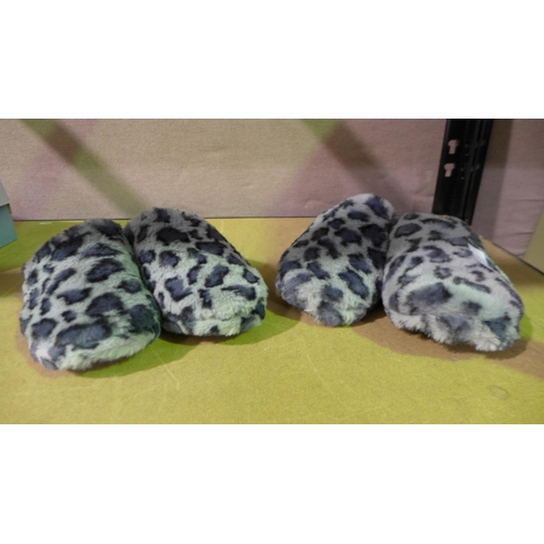 3430 - 2 Pairs of women's fluffy mule style slippers sizes small (3-4) and medium (5-6) * this lot is subje... 