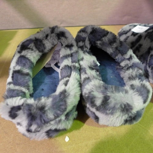 3430 - 2 Pairs of women's fluffy mule style slippers sizes small (3-4) and medium (5-6) * this lot is subje... 