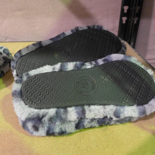 3430 - 2 Pairs of women's fluffy mule style slippers sizes small (3-4) and medium (5-6) * this lot is subje... 