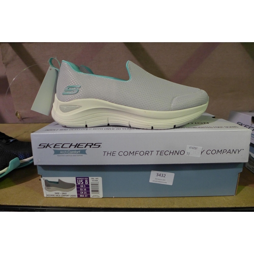 3432 - Pair of women's grey Arch Comfort Skechers UK size 5 * this lot is subject to VAT